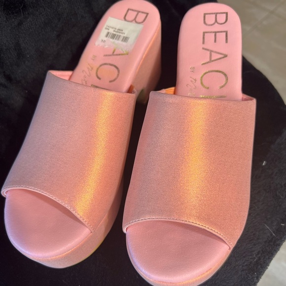 🩷🧡👡Beach by Matisse "Frosted Coral" Shimmer Chunky Platform Sandals
SZ 10 NWT🧡🩷 - Picture 10 of 14